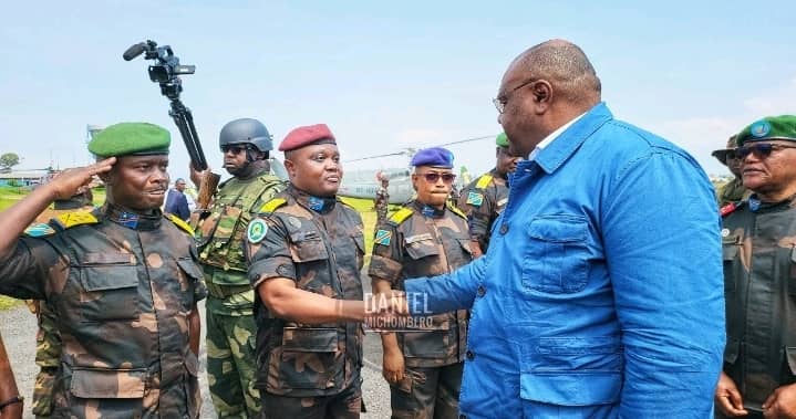 Jean-Pierre Bemba et son homologue kenyan à Tshopo pour un briefing avec le commandant de la troisième zone de défense.