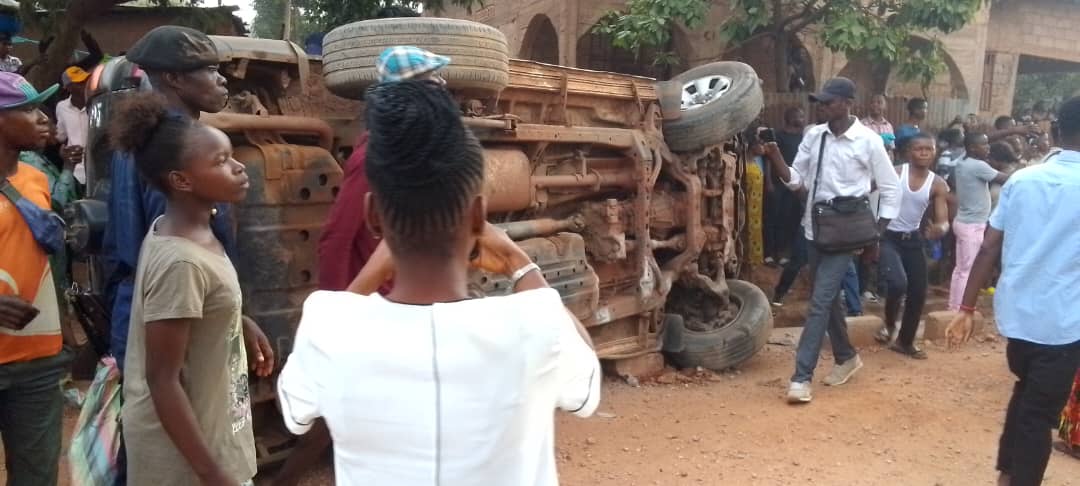 Mbujimayi : Un véhicule termine sa course dans un canal sur l’avenue Katomba.