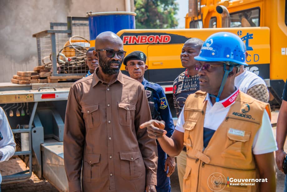 Ananias MUZADI KANKONDE inspecte les travaux de construction des châteaux d’eau de la Regideso