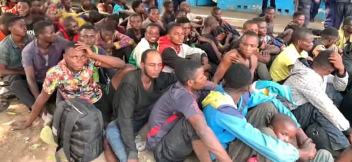 Kasaï Oriental: Un groupe de plus de 50 jeunes suspects arrêtés à Kena Nkuna et transférés à Mbujimayi