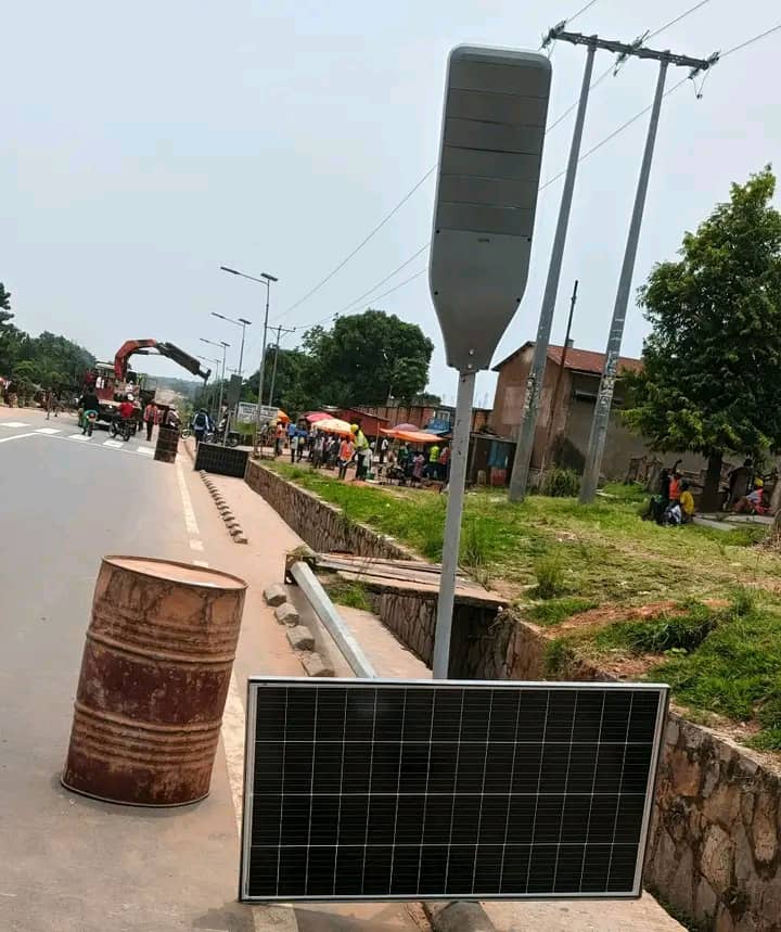 Mbujimayi : L&rsquo;avenue de l&rsquo;université de l&rsquo;université s&rsquo;équipe de nouveaux lampadaires pour renforcer la sécurité nocturne.